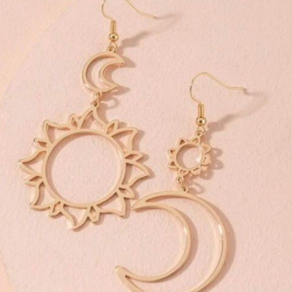 💫✨Sun ☀️ & Moon 🌙 Drop Earrings✨💫 - Picture 4 of 10